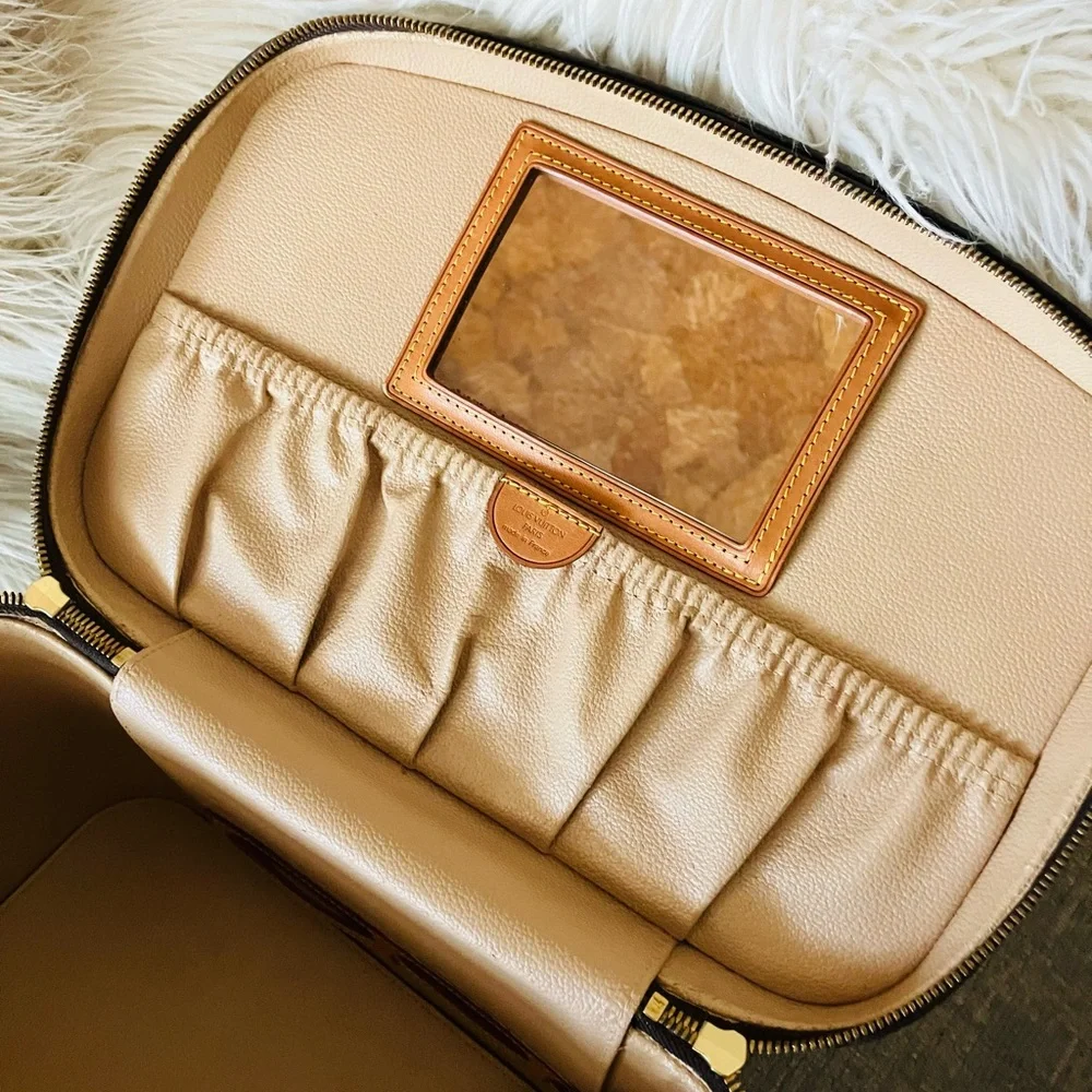 Louis Vuitton Monogram Brown Vanity Case with Gold Chain Strap - Picture 2 of 16
